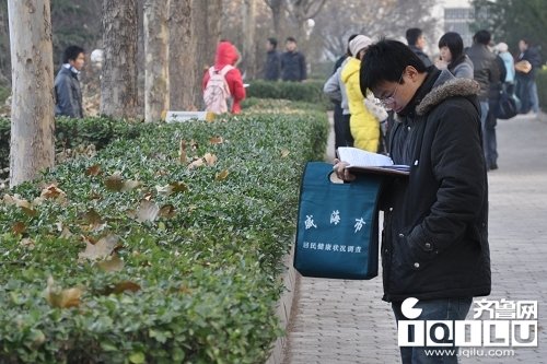 组图：今日山东10万考生走进国家公务员考场