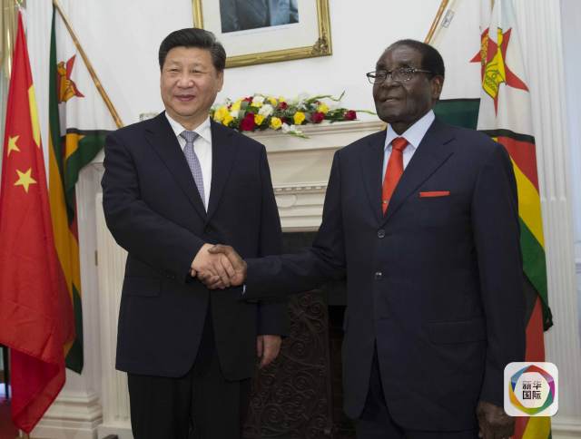 12月1日，国家主席习近平在哈拉雷同津巴布韦总统穆加贝举行会谈。